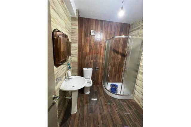 Tirane, jepet me qera zyre Kati 1, 92 m² 650 Euro (Rruga e Barrikadave)