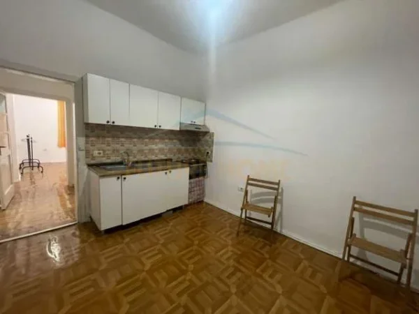Tirane, jap me qera apartament 2+1+BLK Kati 2, 70 m² 350 Euro (komuna parisit)