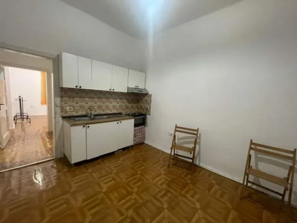 Tirane, jepet me qera apartament 2+1 35.000 Leke (Komuna e Parisit)
