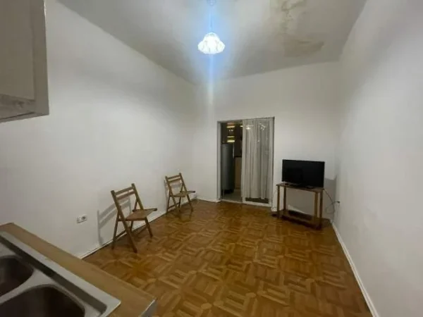 Tirane, jepet me qera apartament 2+1 35.000 Leke (Komuna e Parisit)