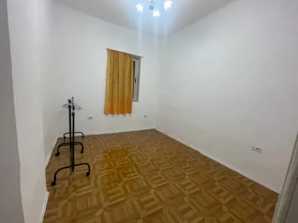 Tirane, jepet me qera apartament 2+1 35.000 Leke (Komuna e Parisit)