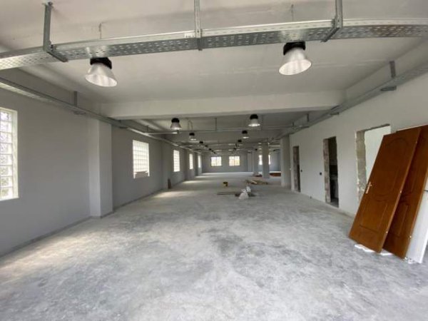Tirane, jepet me qera magazine Kati 2, 800 m² 2.500 Euro