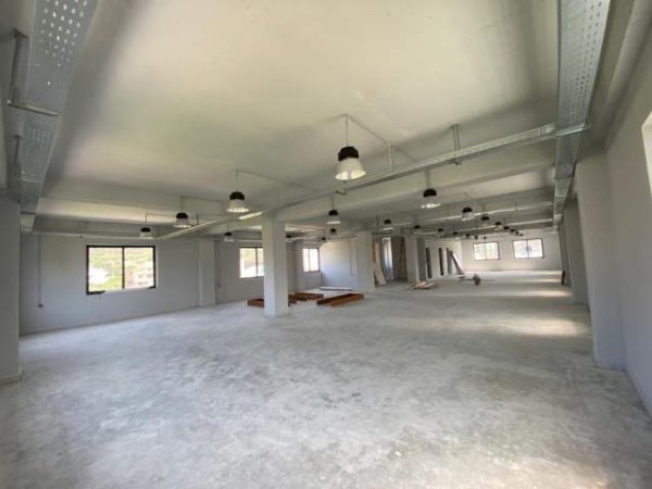 Tirane, jepet me qera magazine Kati 2, 800 m² 2.500 Euro