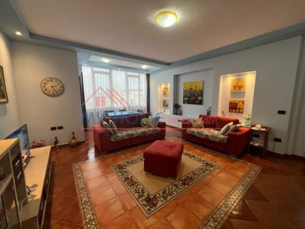Tirane, shitet apartament 2+1+BLK Kati 8, 115 m² 200.000 Euro (Rruga Fortuzi)
