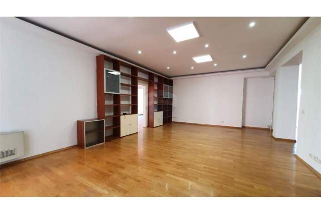 Tirane, jepet me qera zyre Kati 3, 210 m² 1.800 Euro (Blloku)