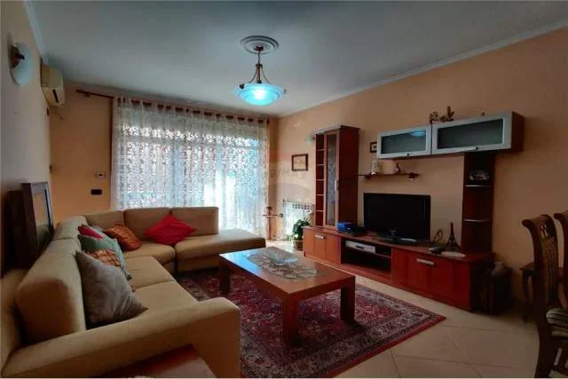 Tirane, jepet me qera apartament 2+1 100 m² 800 Euro (Air Albania)