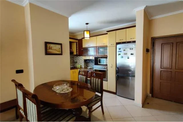 Tirane, jepet me qera apartament 2+1 100 m² 800 Euro (Air Albania)