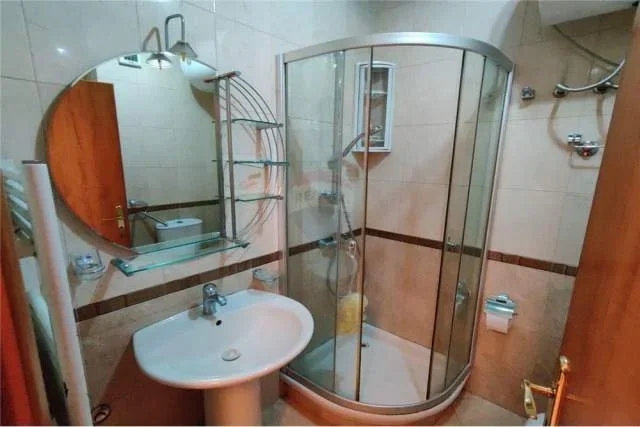 Tirane, jepet me qera apartament 2+1+BLK Kati 3, 103 m² 800 Euro (Te stadiumi Air Albania)