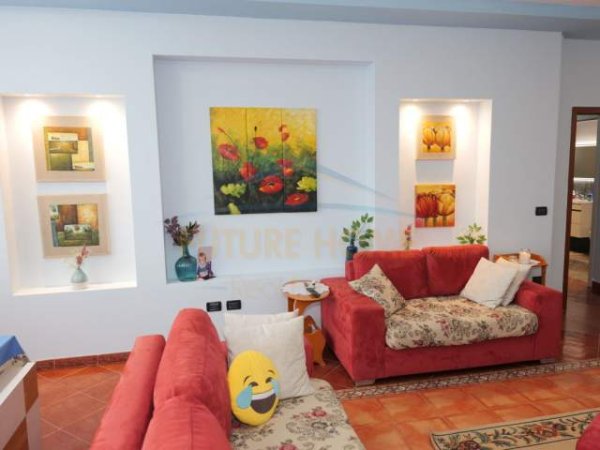 Tirane, shitet apartament 2+1 Kati 8, 115 m² 200.000 Euro (Rruga Fortuzi)