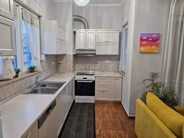 Tirane, jepet me qera apartament 2+1+BLK Kati 6, 100 m² 800 Euro