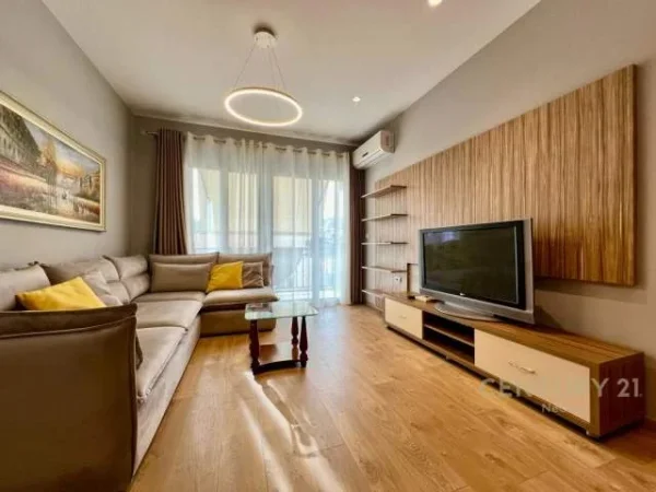 Tirane, jepet me qera apartament 2+1+BLK Kati 10, 90 m² 750 Euro (Komuna e Parisit, prane Kika 1)