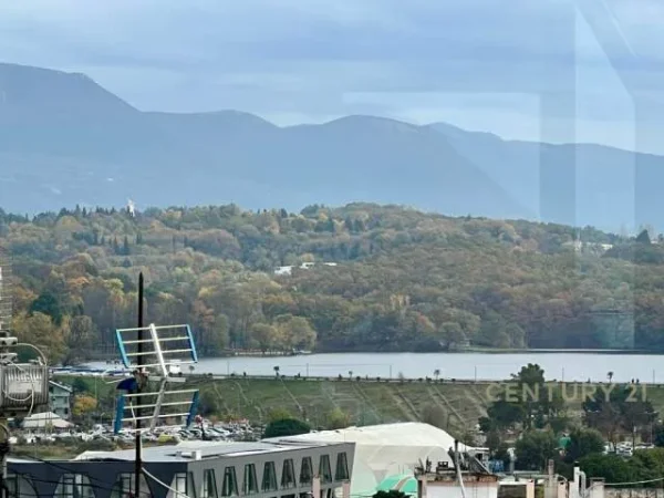 Tirane, jepet me qera apartament 2+1+BLK Kati 10, 90 m² 750 Euro (Komuna e Parisit, prane Kika 1)