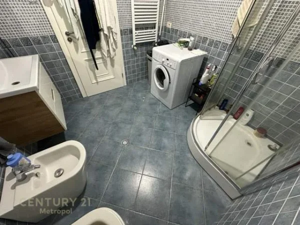 Tirane, jepet me qera apartament 2+1+BLK 120 m² 700 Euro