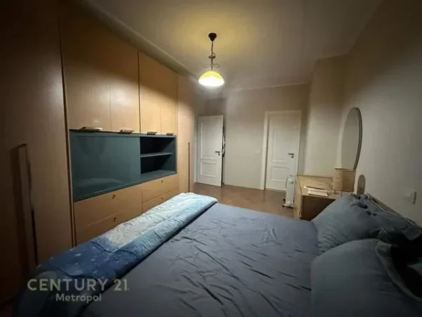 Tirane, jepet me qera apartament 2+1+BLK 120 m² 700 Euro