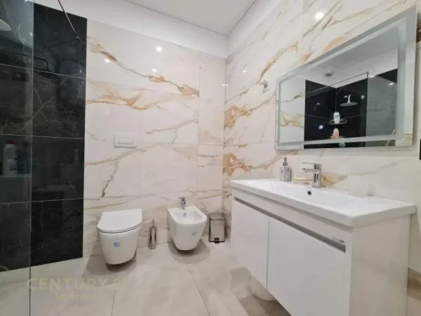 Tirane, jepet me qera apartament 1+1+A 75 m² 800 Euro (teg)