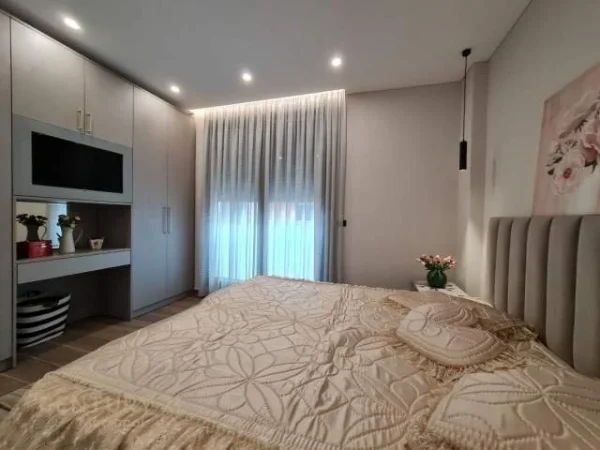 Tirane, jepet me qera apartament 1+1+A 75 m² 800 Euro (teg)