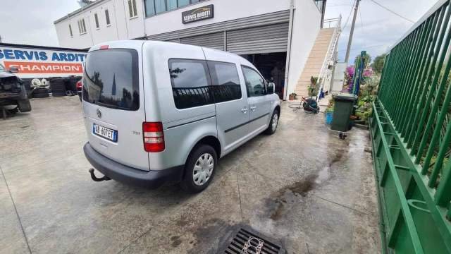 Tirane, shitet makine Volkswagen Caddy Viti 2011, 7.500 Euro