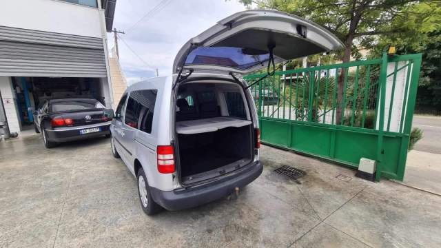 Tirane, shitet makine Volkswagen Caddy Viti 2011, 7.500 Euro