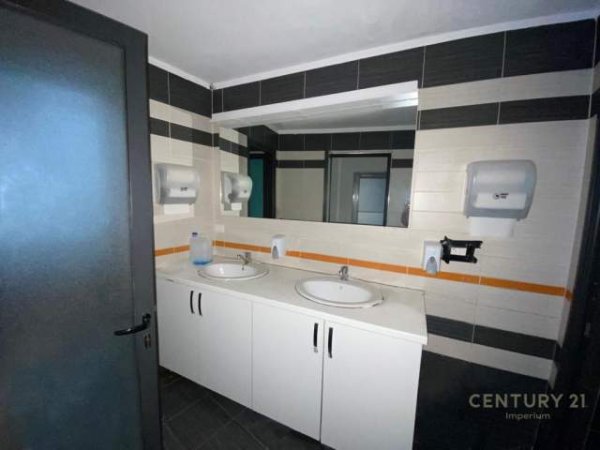 Tirane, jap me qera ambjent biznesi 395 m² 2.400 Euro (Komuna e Parisit)