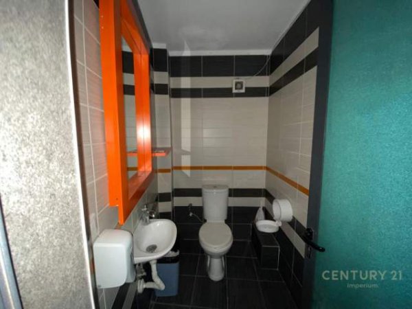 Tirane, jap me qera ambjent biznesi 395 m² 2.400 Euro (Komuna e Parisit)