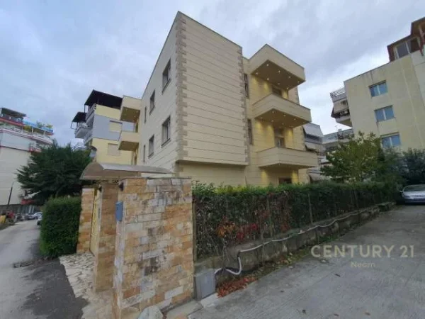 Tirane, jepet me qera Vile 3 Katshe Kati 3, 517 m² 3.000 Euro (Kopshti Zoologjik)