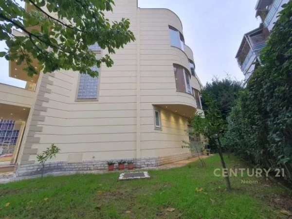 Tirane, jepet me qera Vile 3 Katshe Kati 3, 517 m² 3.000 Euro (Prane zones se Kopshtit Zoologjik, Kopshti Botanik)