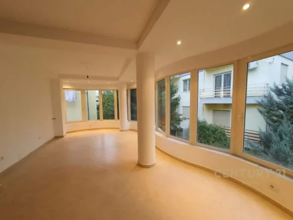 Tirane, jepet me qera Vile 3 Katshe Kati 3, 517 m² 3.000 Euro (Kopshti Zoologjik)