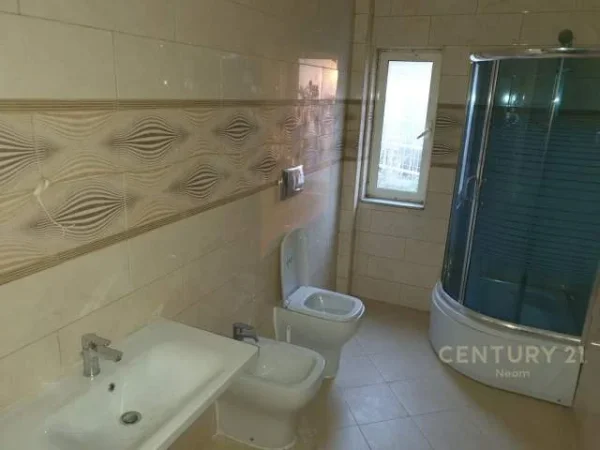 Tirane, jepet me qera Vile 3 Katshe Kati 3, 517 m² 3.000 Euro (Kopshti Zoologjik)