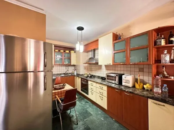 Tirane, jepet me qera apartament 2+1+BLK Kati 8, 125 m² 850 Euro (Dervish Hima)