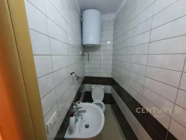 Tirane, jepet me qera ambjent biznesi Kati 0, 59 m² 300 Euro (Peti)
