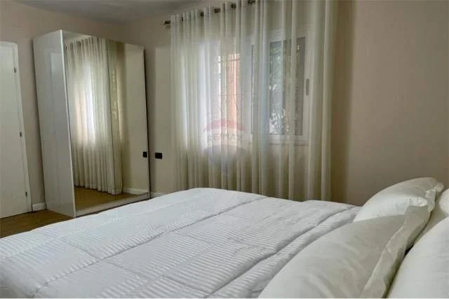 Tirane, jepet me qera apartament 2+1 Kati 0, 140 m² 500 Euro (Oxhaku)