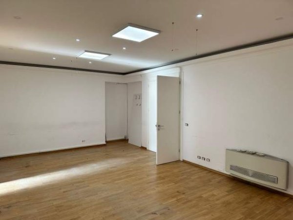 Tirane, jepet me qera ambjent biznesi Kati 3, 210 m² 1.700 Euro (rruga Nikolla Tupe)