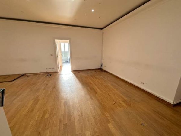 Tirane, jepet me qera ambjent biznesi Kati 3, 210 m² 1.700 Euro (rruga Nikolla Tupe)