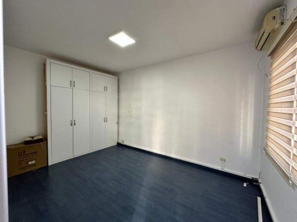 Tirane, jepet me qera ambjent biznesi Kati 3, 210 m² 1.700 Euro (rruga Nikolla Tupe)