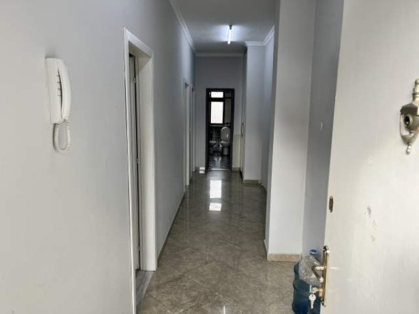 Tirane, jepet me qera ambjent biznesi Kati 1, 70 m² 700 Euro (Tek Spotali i femijeve, QSUT)