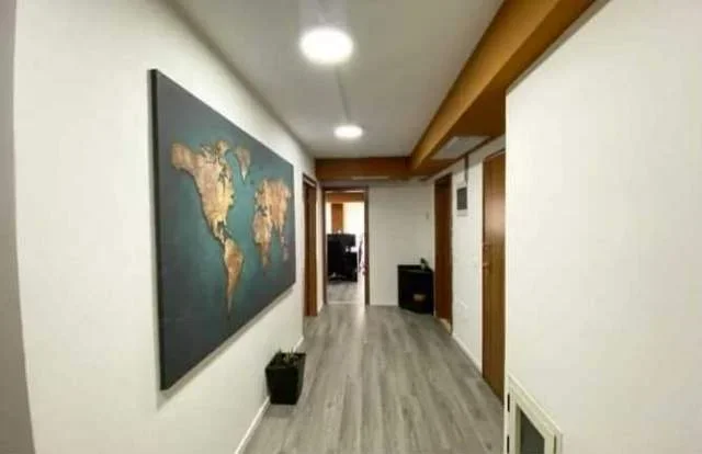 Jepet me qera ambjent biznesi Kati 1, 194 m² 2.780 Euro (prane ish Bllokut)