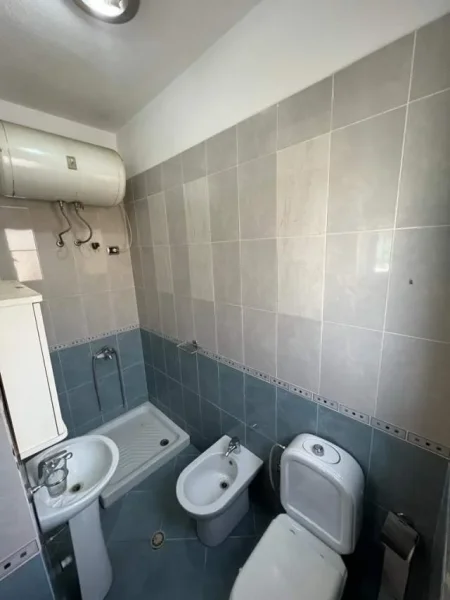 Me qera, Shtepi 3+2+2 - Yzberisht