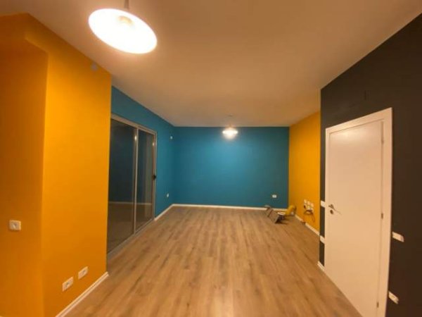 Tirane, jepet me qera apartament 2+1 Kati 8, 250 Euro (KAMEZ)