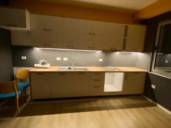 Tirane, jepet me qera apartament 2+1 Kati 8, 250 Euro (KAMEZ)