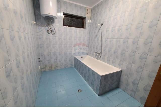 Tirane, jepet me qera zyre Kati 1, 143 m² 3.000 Euro (Rruga Ali Demi)