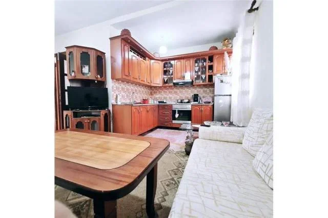 Tirane, jepet me qera Vile 2+1 Kati 1, 425 Euro (Laprake)