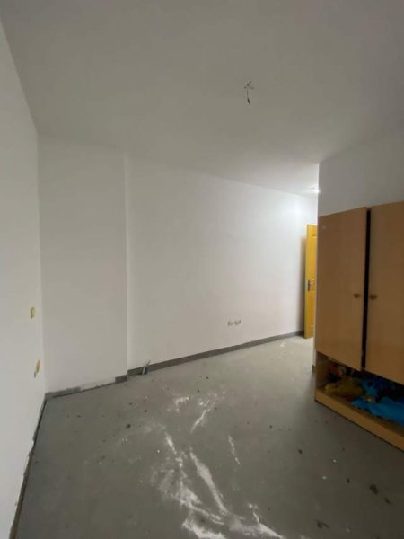 Tirane, jepet me qera zyre Kati 8, 95 m² 750 Euro (ish fusha e aviacionit)