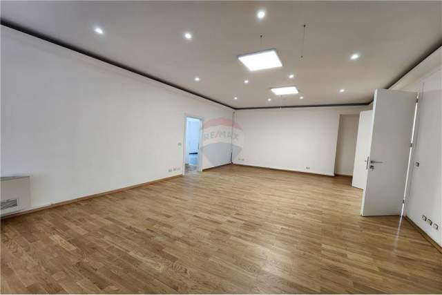 Tirane, jepet me qera zyre Kati 3, 210 m² 1.800 Euro (Nikolla Tupe)