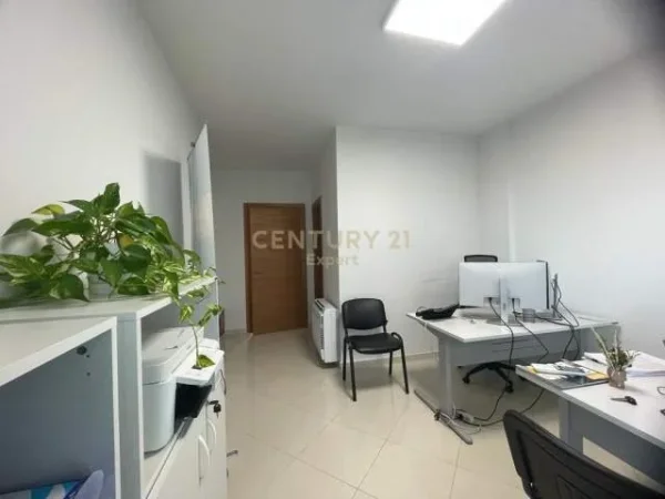 Tirane, jepet me qera zyre Kati 12, 104 m² 1.500 Euro (KULLAT BINJAKE)