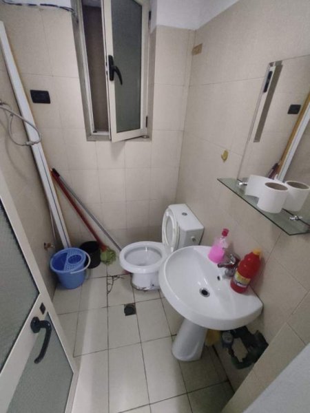 Tirane, jepet me qera zyre Kati 0, 60 m² 1.000 Euro (Blloku)