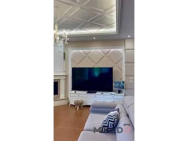 jepet me qera 379 m² 2.500 Euro