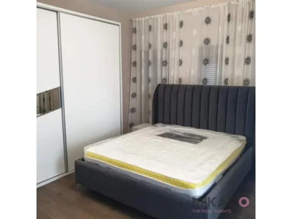 jepet me qera 379 m² 2.500 Euro