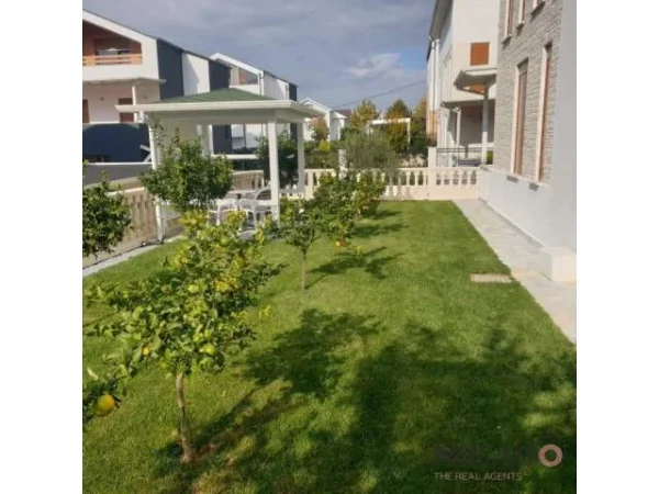 jepet me qera 379 m² 2.500 Euro