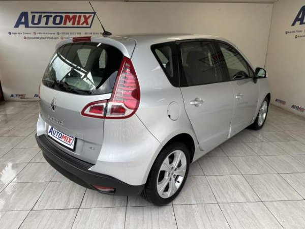 Tirane, shes makine Renault scenic Viti 2010, 4.700 Euro