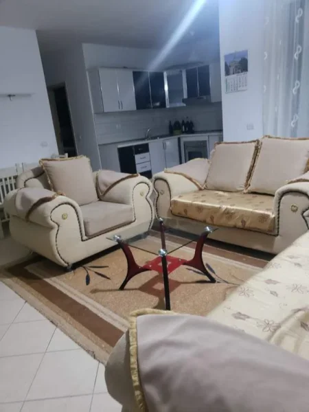 Tirane, jepet me qera 80 m² 400 Euro (Kopshti Botanik)
